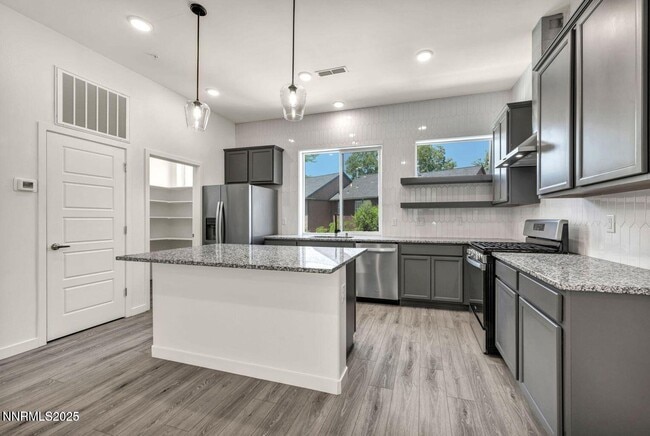 Building Photo - 557 California Ave