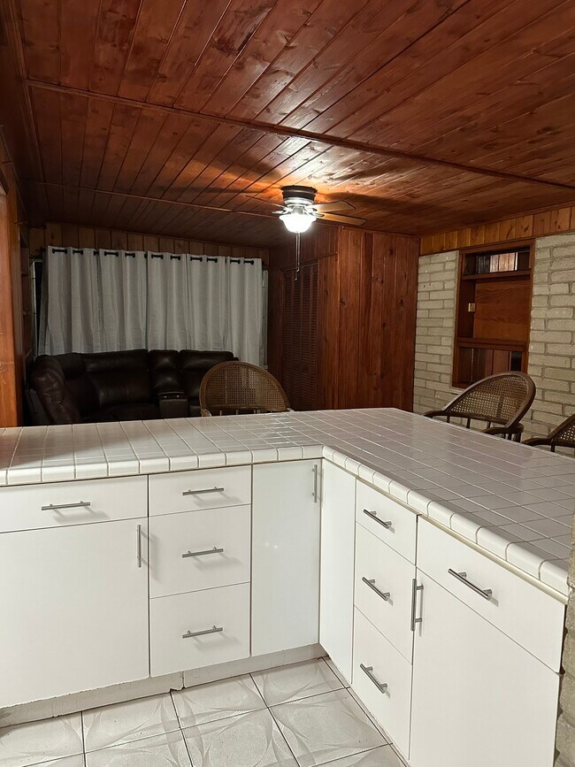 Building Photo - 811 NE 2nd Pl