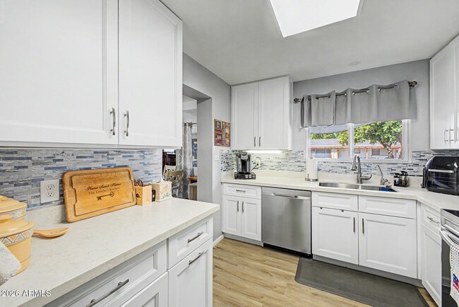 Building Photo - 410 N 56th Pl