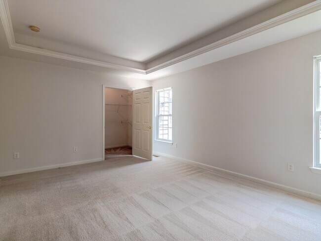 Building Photo - Spacious Unfurnished 3-BR, 2.5-BA year-rou...