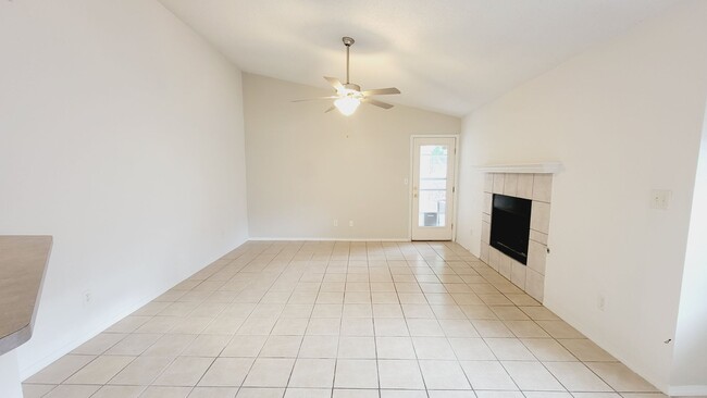 Building Photo - Charming 4 bedroom, 3 bath home in West Side El Paso!