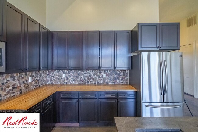 Building Photo - 4 Bedroom Luxury Home Near Sand Hollow