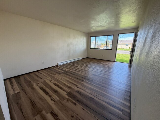 Building Photo - 2 Bedroom 1 bath tri-plex