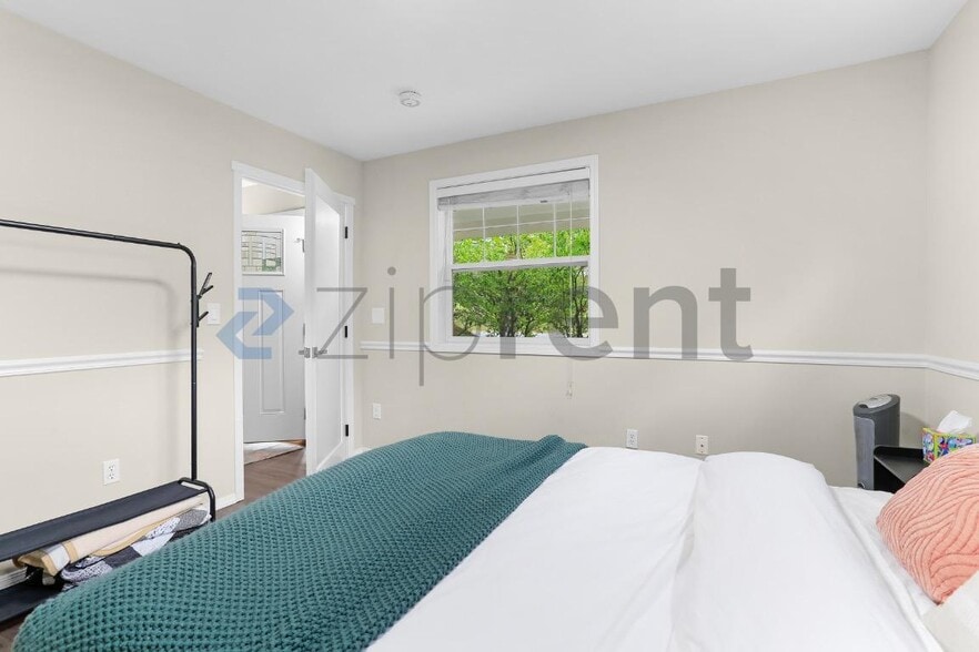 Building Photo - Unit