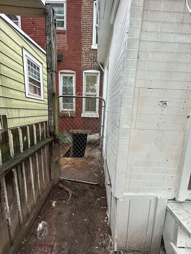 Building Photo - 2 Bedroom House Close to Transportation!