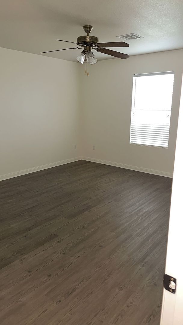 Building Photo - AMAZING 2-STORY 3 BEDROOM!!