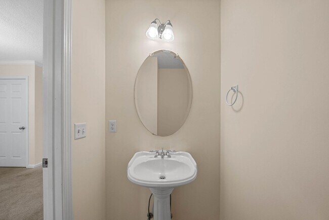 Building Photo - Large 2 Bedroom 2 1/2 Bath Dog Friendly Co...