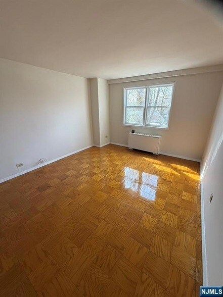 Building Photo - 39 E 39th St