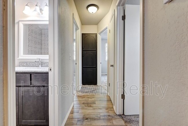 Building Photo - 606 Oak Creek Dr