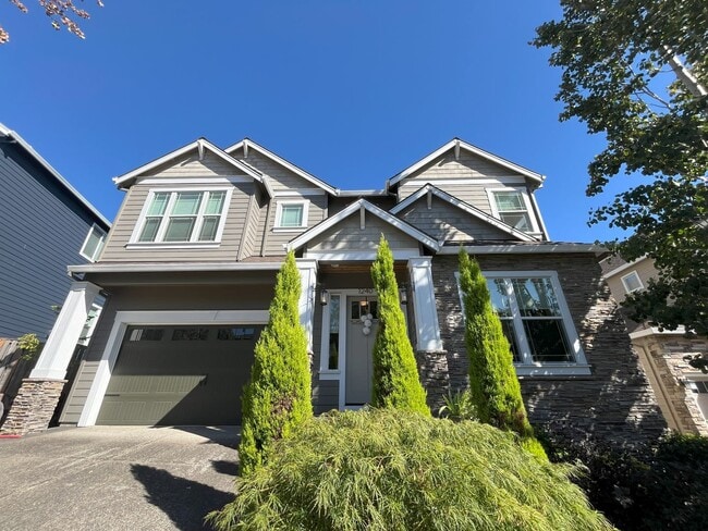 Primary Photo - Expansive 4-Bedroom Home with Office, Ente...