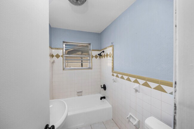 Building Photo - 4659 NW Ozmun Ave