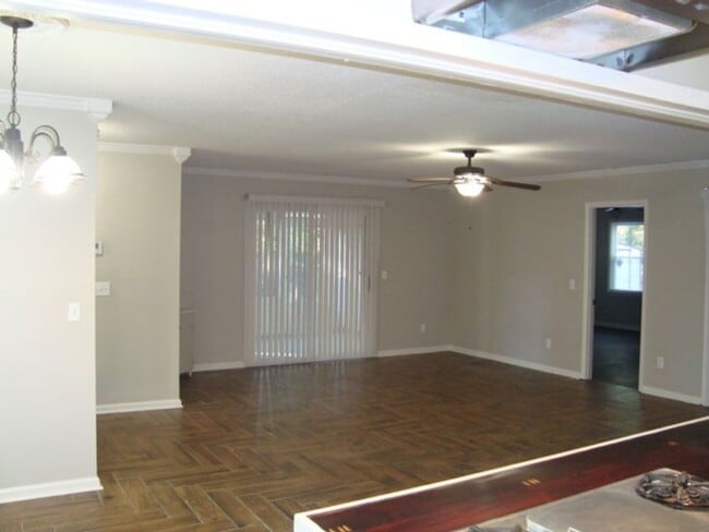 Building Photo - Renovated 4 bedroom available now to rent!