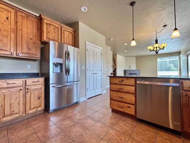 Building Photo - Beauty & Space on Premium Corner Lot!