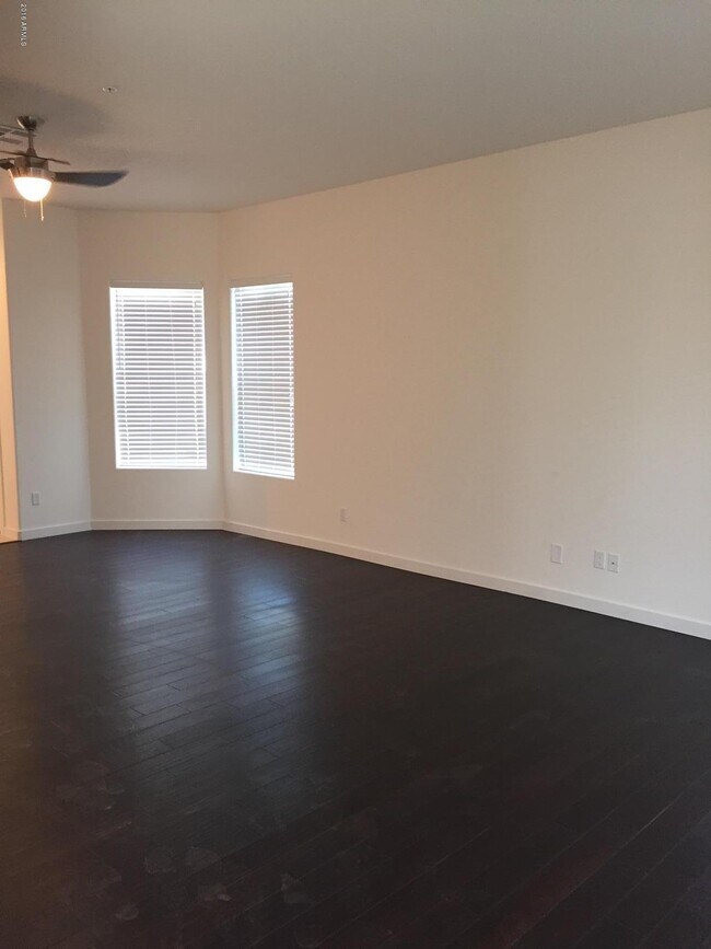 Building Photo - 1502 E Dunlap Ave