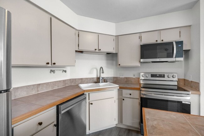 Building Photo - Spacious, Renovated Downtown Condo with Breathtaking Views of the City!