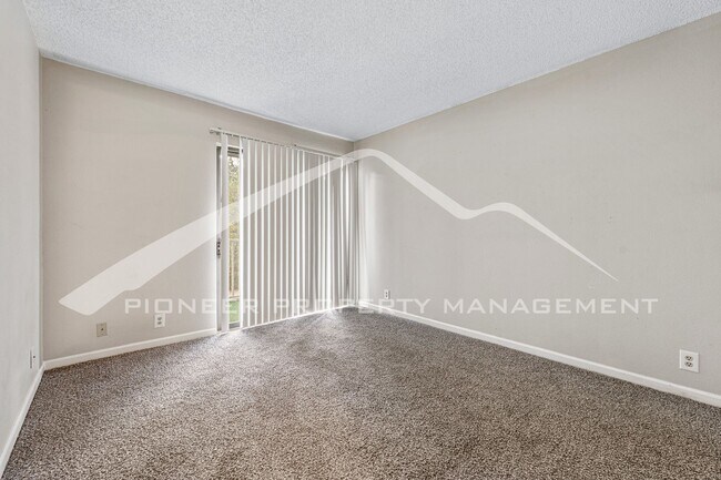 Building Photo - Spacious Condo with Washer/Dryer and Central AC