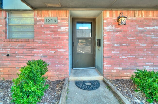 Building Photo - Newly Renovated 2bed 2 bath !Townhome