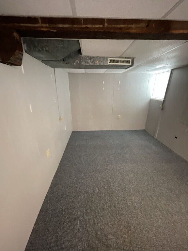 Building Photo - AVAILABLE JUNE - 5 Bed 2 Bath In East Hillside