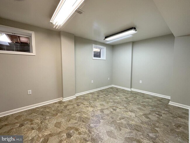 Building Photo - 102 Ridge Ct