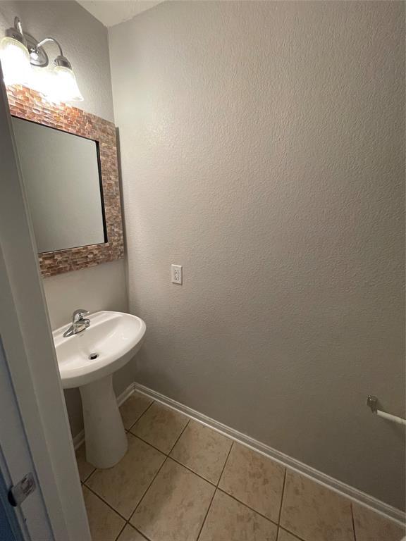 Building Photo - 15827 Copper Oak Ln