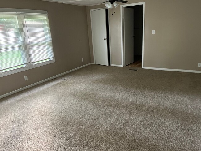 Building Photo - 2 bedroom 2 bath house