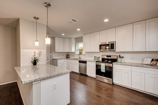 Building Photo - 158 Bluebonnet St