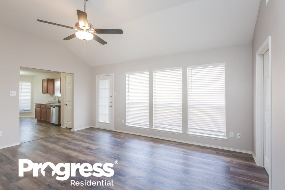 Building Photo - 308 Oak Meadow Ln