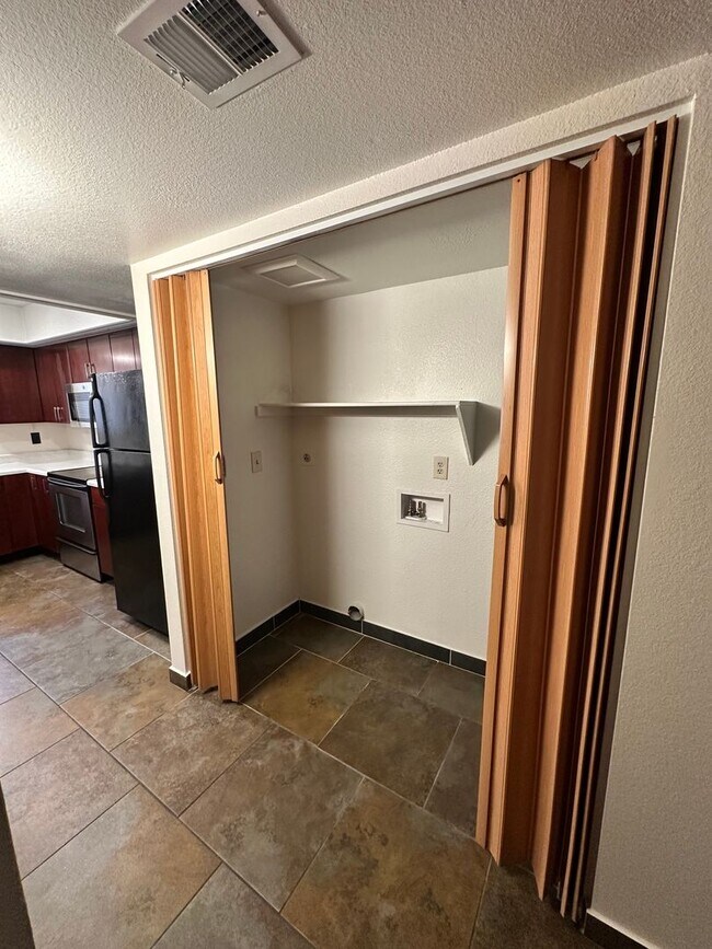 Building Photo - Stunning & Spacious 2 BR / 2.5 BA Townhome – Move-In Ready!