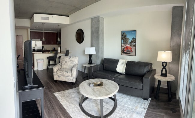 Building Photo - 400 S Tryon St