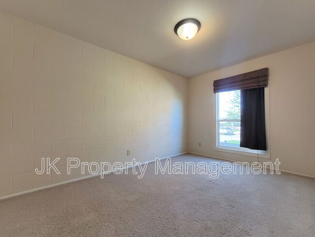 Building Photo - 3208 11th Ave S