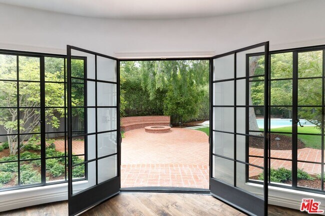 Building Photo - 1115 N Beverly Dr