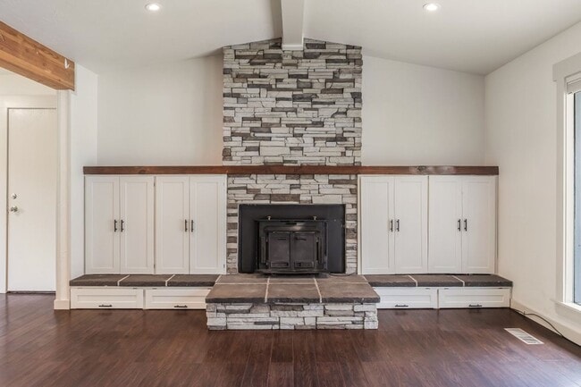 Building Photo - Emerald Estates 4 bed 2 bath with fenced yard