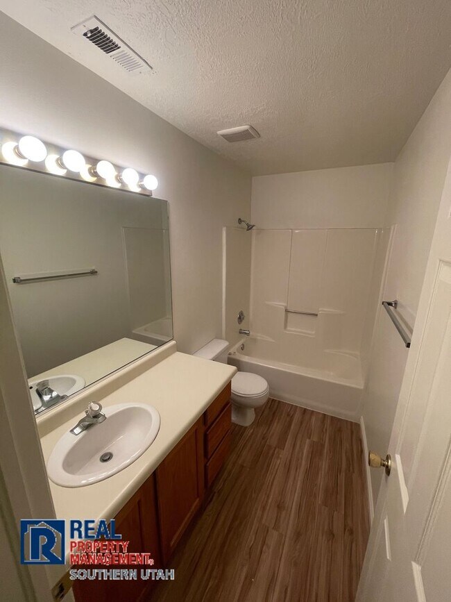 Building Photo - Townhome Near College