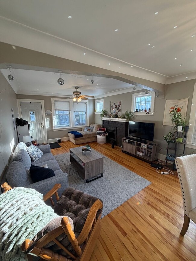 Building Photo - AVAILABLE JUNE - Beautiful 4 Bed 1 Bath Near UMD