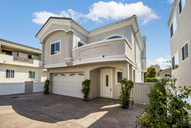 Detached with Rooftop Ocean Views - 513 N Juanita Ave