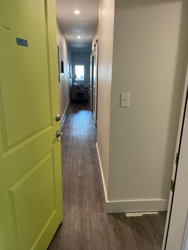 Building Photo - FURNISHED 1 BEDROOM 1 BATH APARTMENT  - BREMERTON