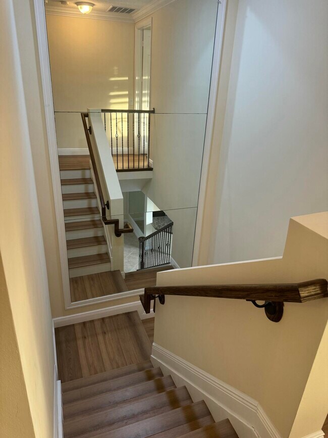 Building Photo - 168 Astor Cir