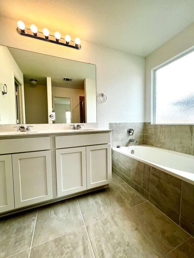 Building Photo - Beautiful 3 beds 2.5 baths in Lago Vista