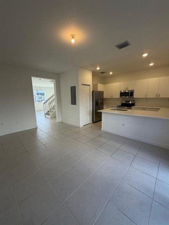 Building Photo - 2885 SE 25th Ave