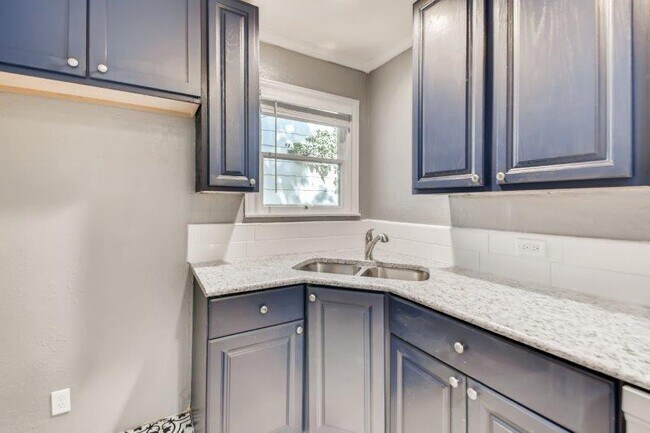 Building Photo - 4208 Valentine St