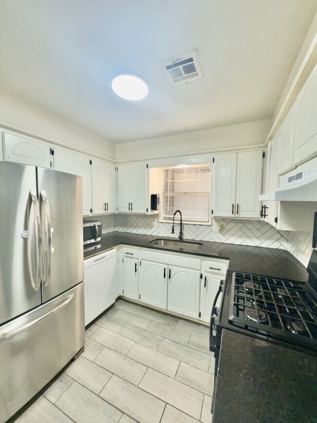 Building Photo - 4312 Meadowpark Dr