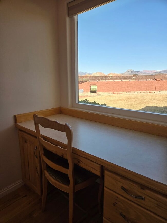 Building Photo - Sunny, spacious home in a prime cul-de-sac location!