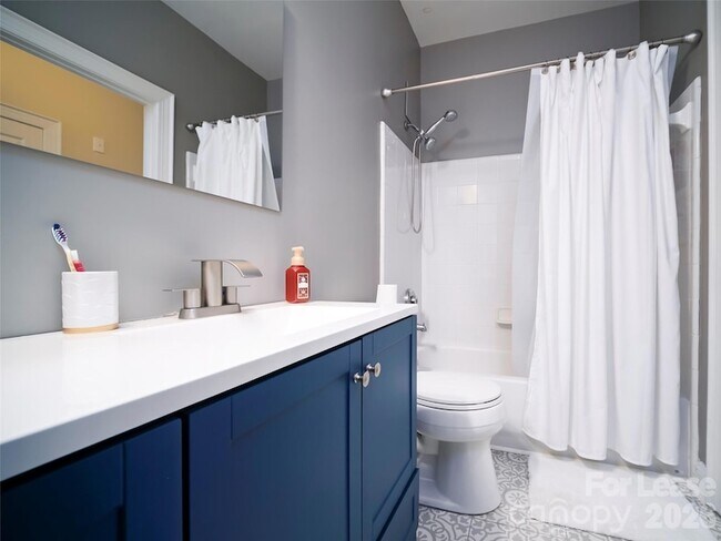 Building Photo - 5609 Fairview Rd