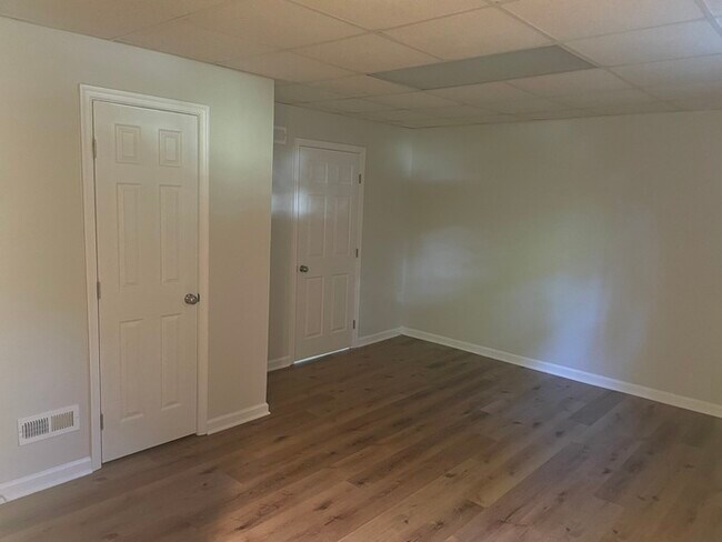Building Photo - 3 Bedrooms 2 Bathrooms in a GREAT AREA