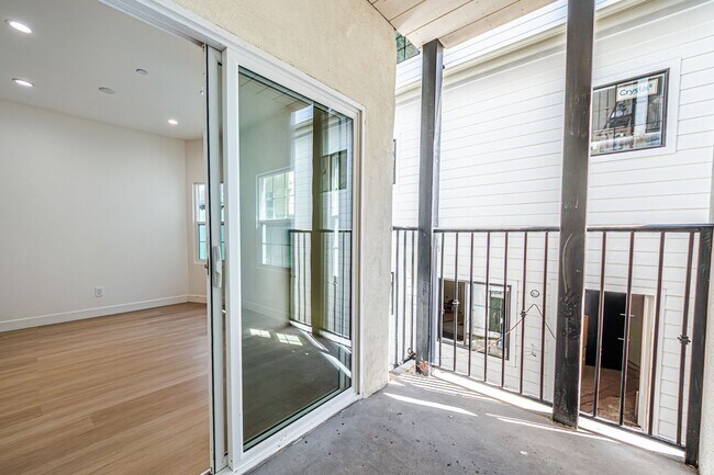 Building Photo - Modern 3-Bedroom in Prime Location | One M...