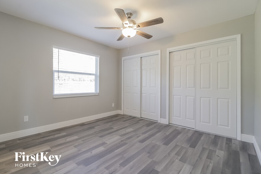 Building Photo - 550 Meadowvale Dr