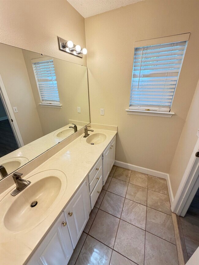 Building Photo - 2116 Heathrow Dr