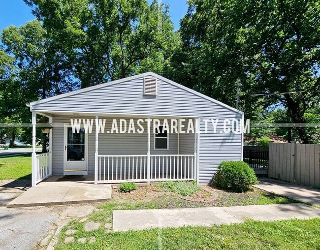 Building Photo - Spacious North Overland Park Bungalow-Available in FEBRUARY!!