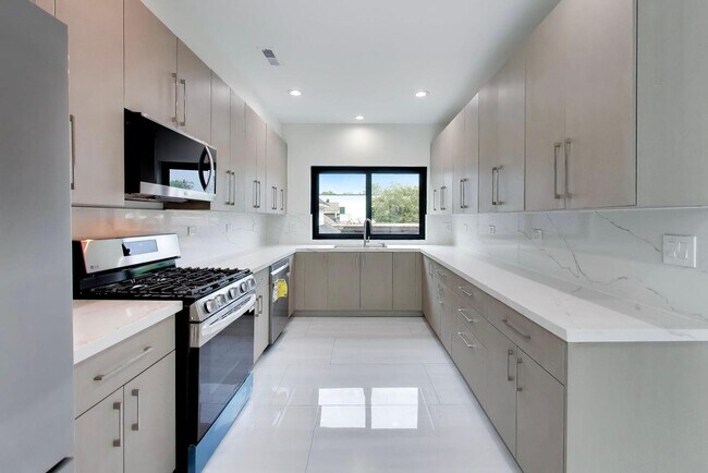Building Photo - 6344 Hennings Ct