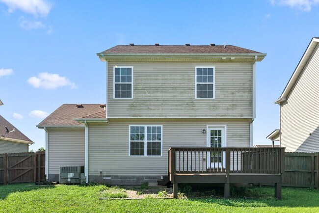 Building Photo - New Move In Incentive Added- Large, Nice home close to Fort Campbell and Shopping